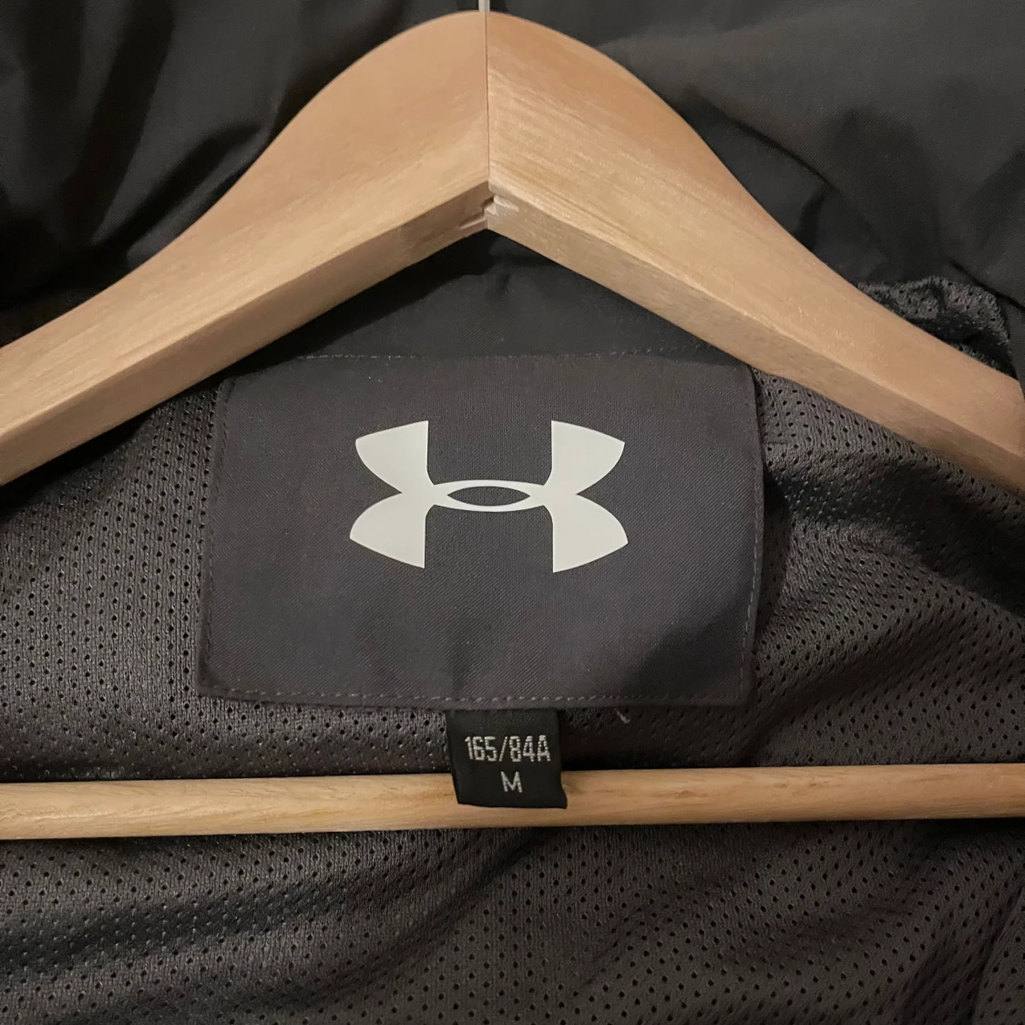 Svart vindjacka från Under Armour M - 2