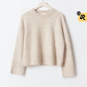 Beige stickad tröja - Jätte mysig och gosig beige stickad tröja till hösten som passar till ett par snygga jeans💞