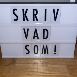 LED Lightbox med bokstäver - Stilren LED lightbox med utbytbara bokstäver för personliga meddelanden. Har AV och PÅ knappar. Levereras med ett komplett set bokstäver och tecken. Fint skick, inga synliga defekter eller slitage. Tyvärr är sladden borta men super lätt att få tag på!❤️💕