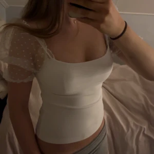 Vit topp med puffärmar - Ribbad vit topp med puffärmar💖