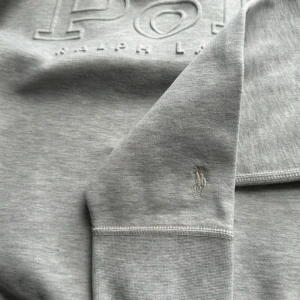 Grå sweatshirt från Polo Ralph Lauren - Säljer en stilren grå sweatshirt från Polo Ralph Lauren i mjuk bomullsmix. Tröjan har broderad logga på bröstet och ärm, rund halsringning och långa ärmar. Perfekt för en clean och avslappnad look. Priset är inte fast!!