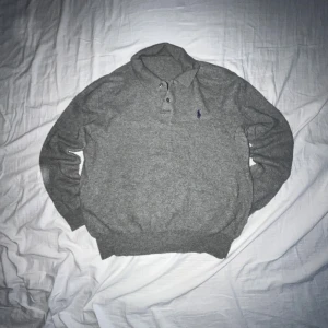 Ralph Lauren tröja  -  Ralph Lauren tröja. Skick är bra men den saknar tyvärr lapp i kragen. 