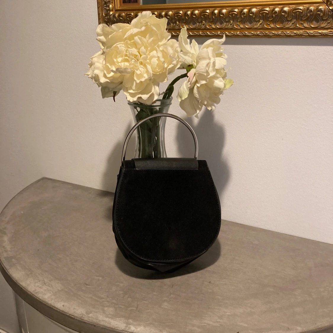 Svart handväska med metallhandtag