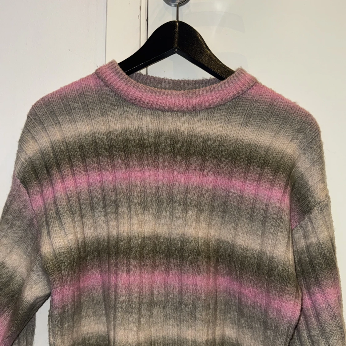 Randig stickad tröja i rosa och grått - 1