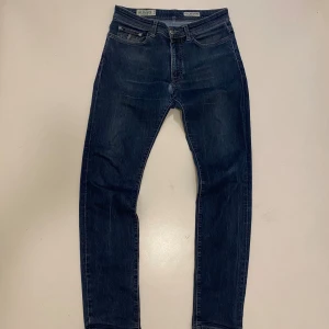 Vintage jeans - Marinblåa vintage jeans // Storlek W31 L34 //  Mycket bra skick endast liten slitning som syns på bilderna //  Skriv vid minsta fråga eller fundering💯🤝