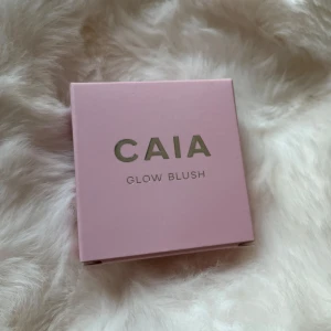 Caia glow blush - Rasberry passion - Säljer ett helt oanvänt blush från Caia i färgen Rasberry passion. Nypris 295kr.