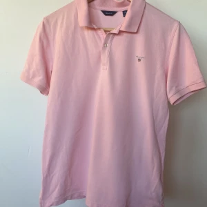 Rosa Gant piké (nyskick) - Säljer en Gant piké t-shirt som är perfekt till sommaren för endast 220 köpt för  700kr
