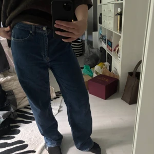 NA-KD jeans - Snygga NA-KD jeans i storlek 38 i färgen blå. Är lite pösigare i modellen och har raka ben samt är mot medel till högmidjade.