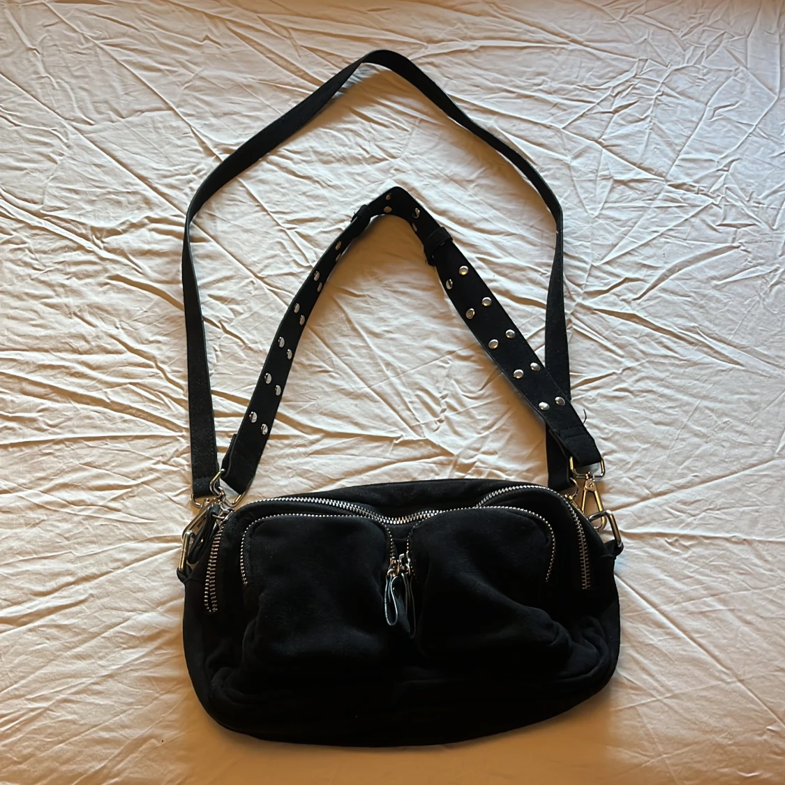 Svart axelväska
