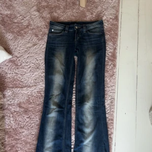 Blå bootcut jeans från Cheap Monday - Snygga blå bootcut jeans från Cheap Monday med vita sträck fram och bak. säljer på grund av att jag inte använder, bra skick!