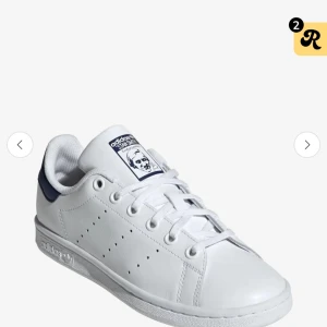 Adidas Stan Smith  - Säljer mina stan Smith skor eftersom de blivit för små och jag kan köpt nya. De är väl använda men i mycket bra skick! De är köpta på zalando för ca 800kr. Skriv för egna bilder och priset går att diskutera!❤️❤️(inte mina bilder)
