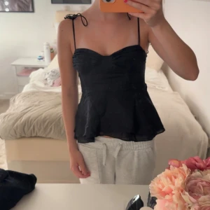 Svart topp - Sjukt snygg svart topp från Zara ❤️