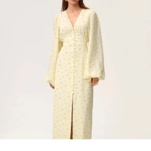 Adoore klänning  - Slutsålda adoore klänningen i storlek 38, men passar 36 också🫶🏼använd en gång, nyskick💗pris går att diskutera, nypris 1800kr