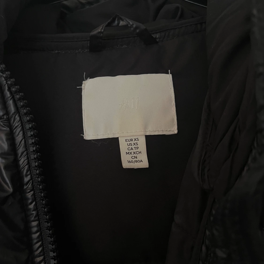 Svart pufferjacka från H&M - 4