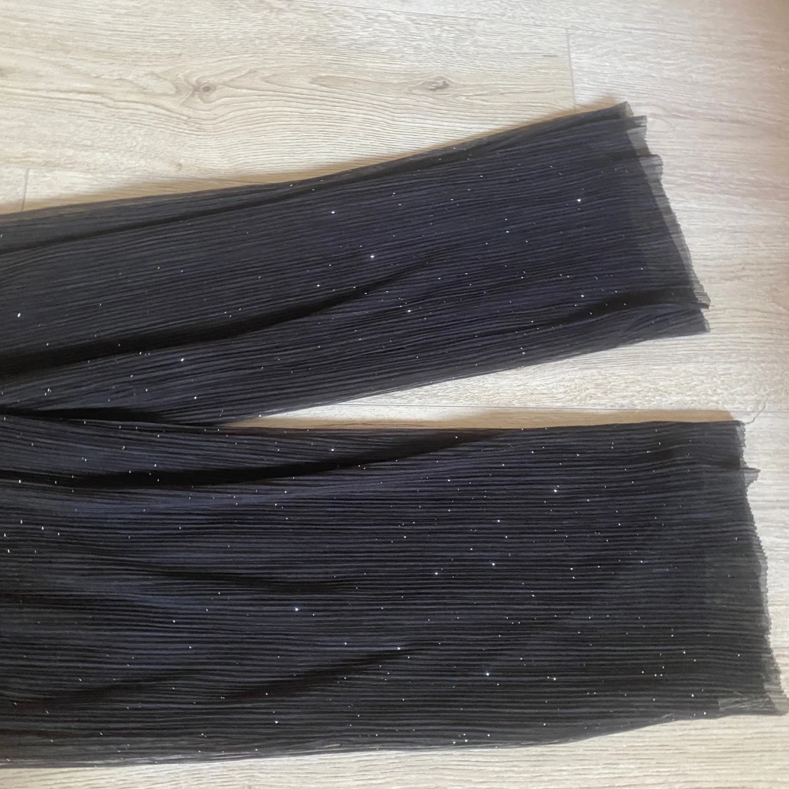 Svart glittrig byxdress med volanger - 3