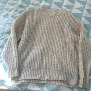 Vit stickad tröja från Lager157 - En fin vit sticka tröja. Använd fåtals gånger och är helt perfekt för hösten och vintern.