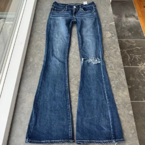 American Eagle jeans - Så snygga lågmidjade och utsvängda jeans 🩵 mått: innerbenslängd 85cm, midjemått rakt över 39cm