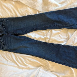 Low waist bootcut jeans - Skit snygga low waist bootcut jeans från Gina Young. Storlek 164 tall. Använt endast 1 gång