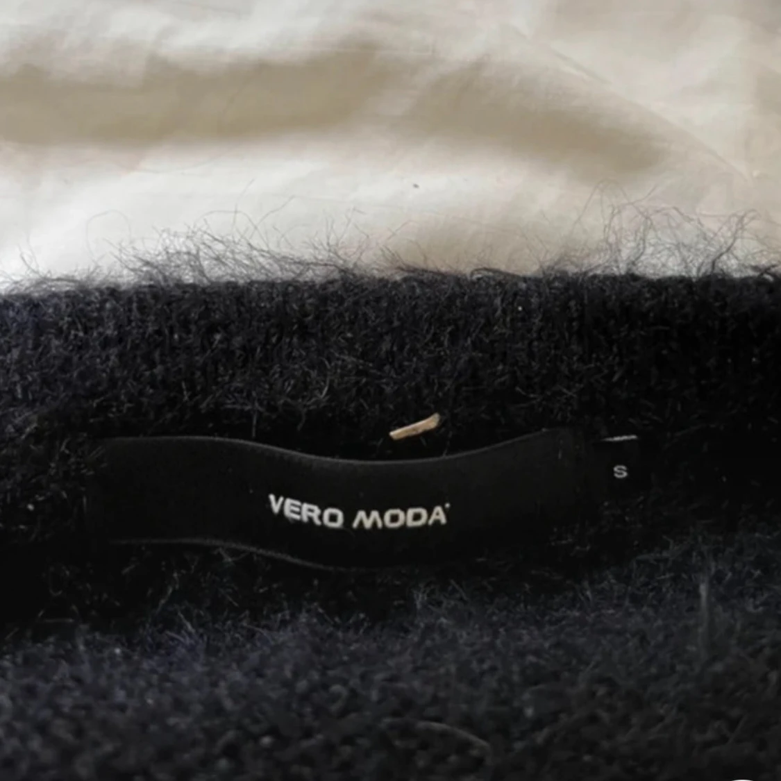Svart fluffig kofta från Vero Moda - 2
