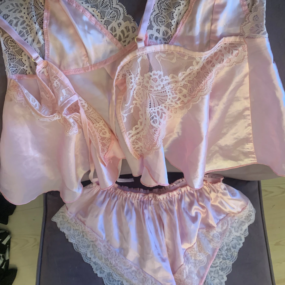 Rosa satin-linnetopp med spetsdetaljer - 1