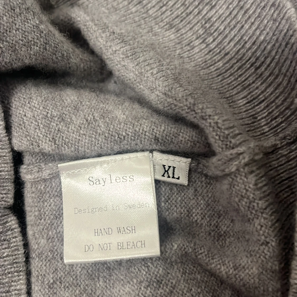 Grå cashmere hoodie från Sayless  - 3