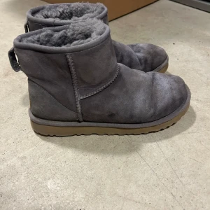 Uggs ( äkta) - Säljer dessa väl använda äkta uggs i stl 39. 