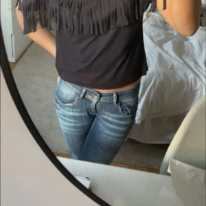 Lågmidjade jeans - SUPER snygga lågmidjade jeans från ONLY som tyvärr inte passar. Storlek: W28 L32 Midjemått tvärsöver: ca 39cm och Innerbenslängd: ca 80cm. Skriv vid frågor🥰