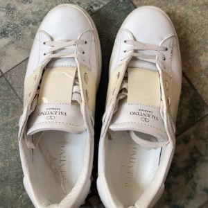 Valentino sneakers 🤍 - Snygga vita sneakers från Valentino Garavani. Nypris ca 6500kr säljer pga de är för små, storlek 37 men passar även 36, 38. Dust bag, kort och skosnören medföljer, endast använda fåtal gånger. Skriv för fler bilder.❣️