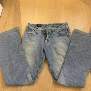 Lee jeans - Super snygga bootcut jeans från Lee. Storlek 27-33. Midjemått 37 innerbenslängd 77. Pris går att förhandla vid snabb affär 