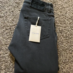 Jacob Cohen Svart - Jacob Cohens i storlek 30. Nyare modell. Modellen heter Nick Slim. Väldigt fint skick, säljer för 1499 kr men kan gå ner i pris vid snabb affär🤩🙌