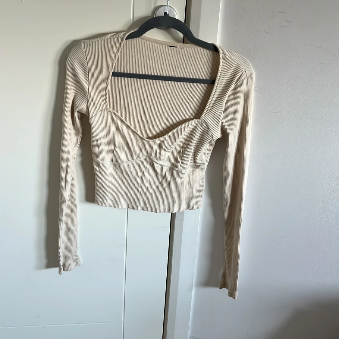 Beige ribbad croppad långärmad topp
