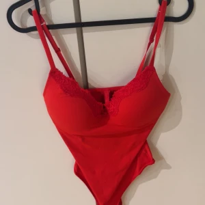 Röd bodysuit med spetsdetalj - Nyskick
