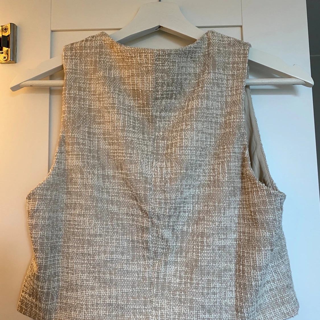 Beige rutig väst från H&M med guldknappar - 2