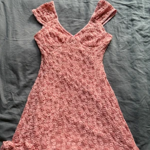 Klänning  - Jättegullig klänning som jag köpte i Polen som jag inte hann lämna tillbaka 🩷 har underklänning som ni ser på bild 3, kom med prisförslag 🫶🏼