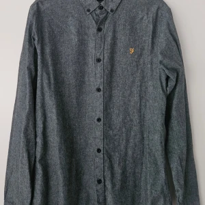 Skjorta Farah Vintage - I bra men använt skick, säljes då jag lagt på mig och den inte passar längre. Hel och ren, lär behöva en strykning.  Enfärgad, spräcklig grön.  (Katt finns i hemmet)  Köp alla skjortor=Billig bundle