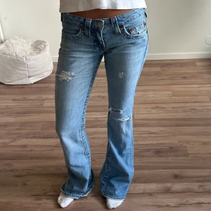 True religion jeans - Snyggaste jeansen från True Religion! Midjemåttet är 76 cm och innerbenslängden 84cm💕 
