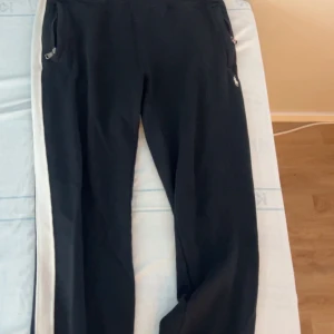 Svarta mjukisbyxor Polo Ralph Lauren - Svarta mjukisbyxor från Polo Ralph Lauren med vit sidoremsa och broderade, Storlek S/M, bra skick, pris kan diskuteras 
