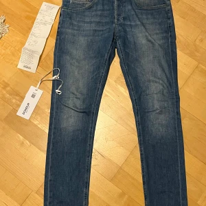 Dondup jeans - Snygga blå jeans från Dondup i modellen ”George” jeansen är i helt ny skick och kvitto från NK och original tag förliker med!🙌passar 32 i midja o längd ungefär, säljer för att dom inte passar mig. Vid frågor om mått, pris eller vad som helst är de bara att skriva!