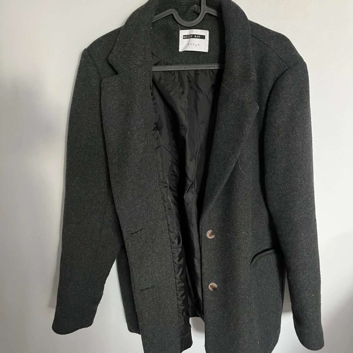 Mörkgrå kappa från Noisy May