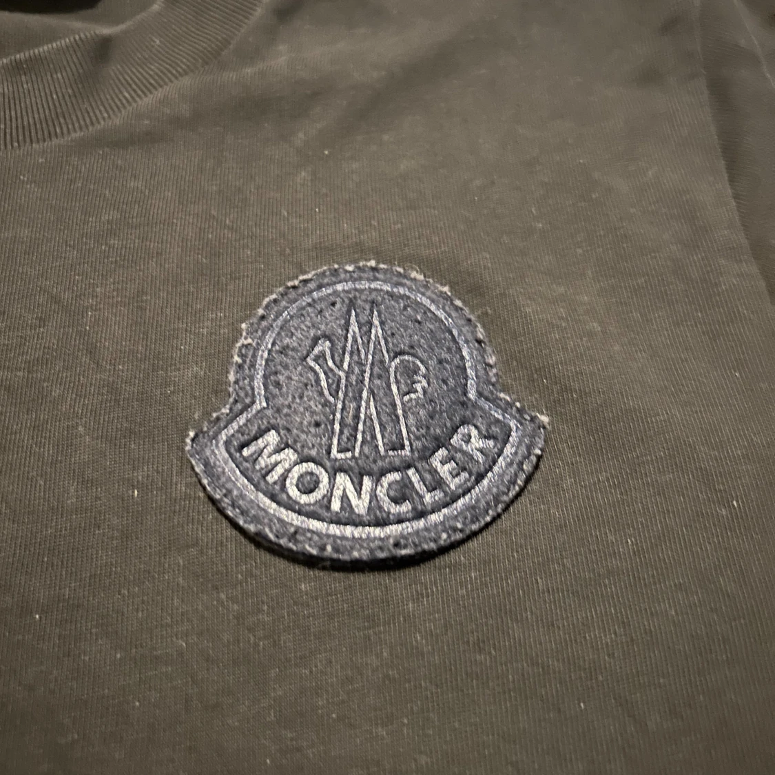 Svart Moncler t-shirt med patch - 1