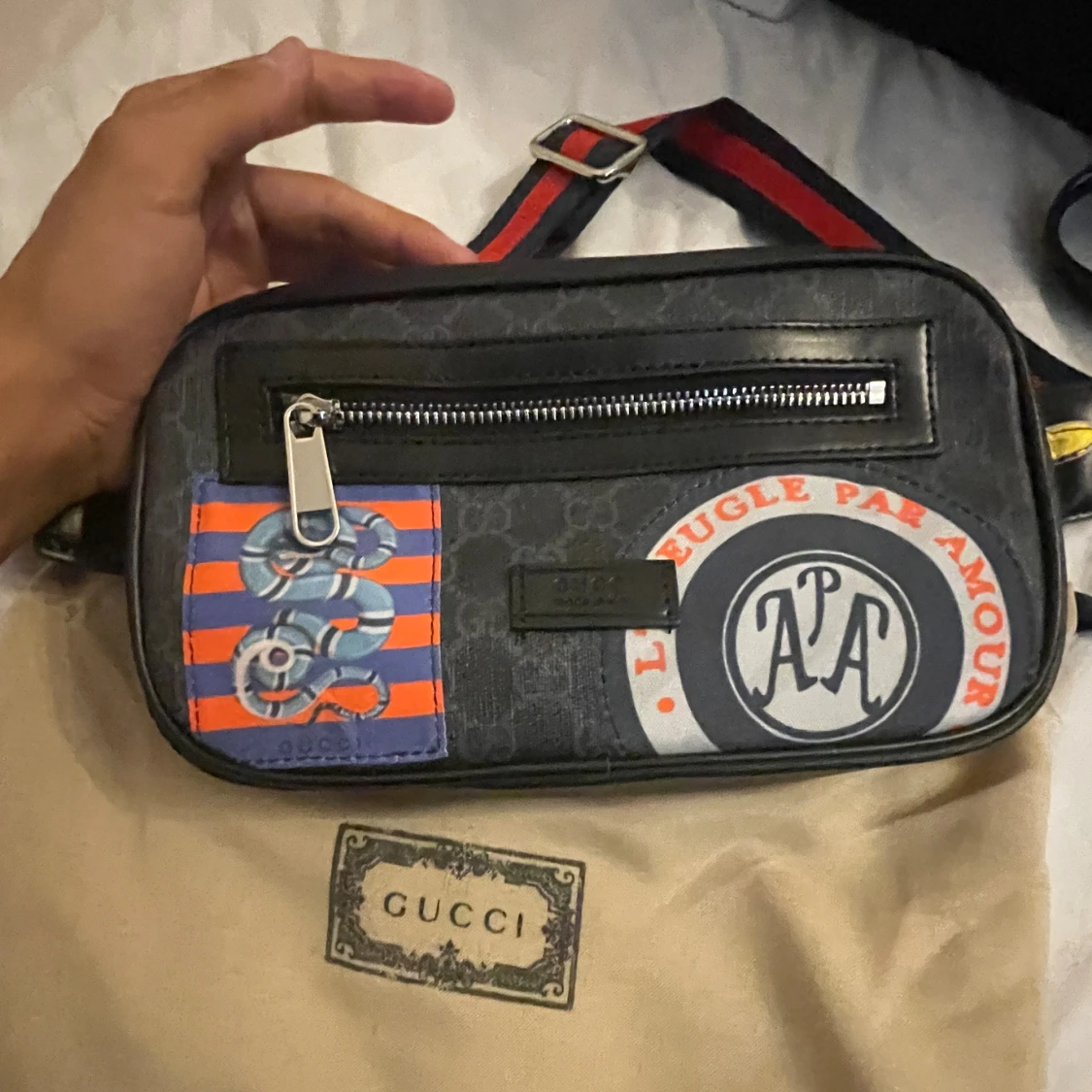 Gucci svart axelväska med patchar - 2