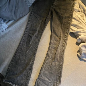 Lågmidjade jeans - Jättefina lågmidjade bootcut/flare jeans, trasiga i dragkedjan, men jag säljer de med en nyckelring som håller dragkedjan fast i knappen. Annars kan den enkelt bytas ut. Små defekter längst ned, annars jättefina🌸 skriv vid frågor eller intresse🌸