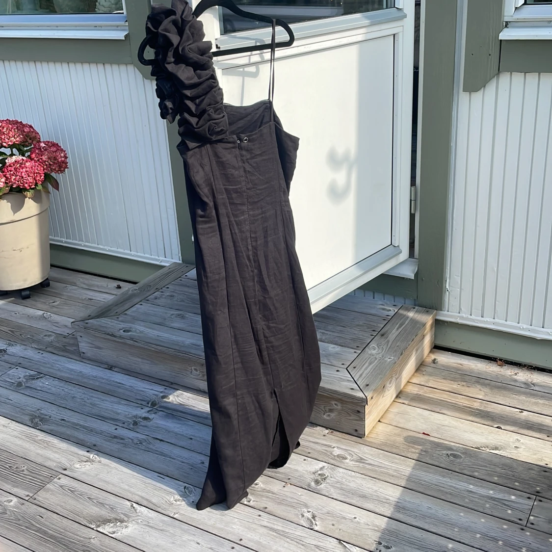 Svart långklänning med volangaxel - 1