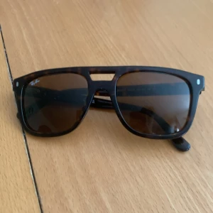 Ray-Ban-solglasögon  - Den är i bra skick. Säljer denna för har inte använt den på ett tag. Har ej originalförpakning. Orginalpris: 1800