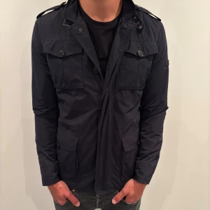 Woolrich jacka  - Hej! Säljer nu denna väldigt snygga och eftertraktade Woolrich jacka!  Jackan är slutsåld överallt och går inte att få tag på… jackan är perfekt nu till hösten/vintern  Storlek M  Skick 9,5/10  Ny pris: 6000 kr Säljs för: 1499 kr 