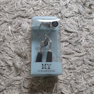 MY Eyelash Curler med extra pad - Snygg ögonfransböjare i metall med svarta handtag och en extra silikonpad. Perfekt för att få till riktigt böjda fransar snabbt. Kommer i originalförpackning och är enkel att använda för ett lyft till din sminkrutin. Tror inte att de säljs längre och jag har en annan☺️