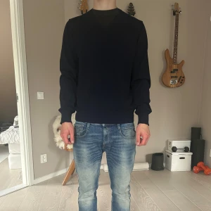 Stickad V Neck Riley tröja - Säljer nu min stickade Riley tröja. Skick 7/10 finns tyvärr 2 mindre håll på tröjan men dem syns knappt och är ytterst små. Kom PM för fler frågor eller prisförslag 