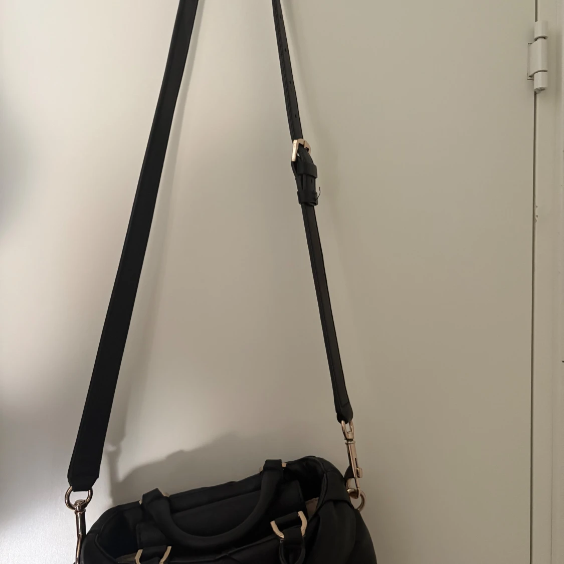 Svart quiltad axelväska från Guess - 2