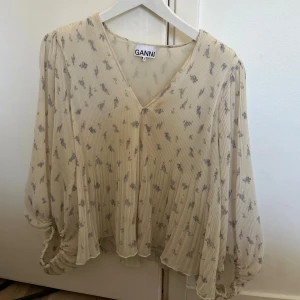 Blus från Ganni - Super gullig blus från Ganni 💛har några fläckar men som förmodligen går bort i tvätten. (Jag kan såklart tvätte den innan jag skickar den) därav priset på den!!