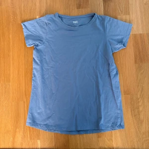 T-shirt Lager 157  - Basic T-shirt från Lager 157. Storlek 160 men passar xs-S. 